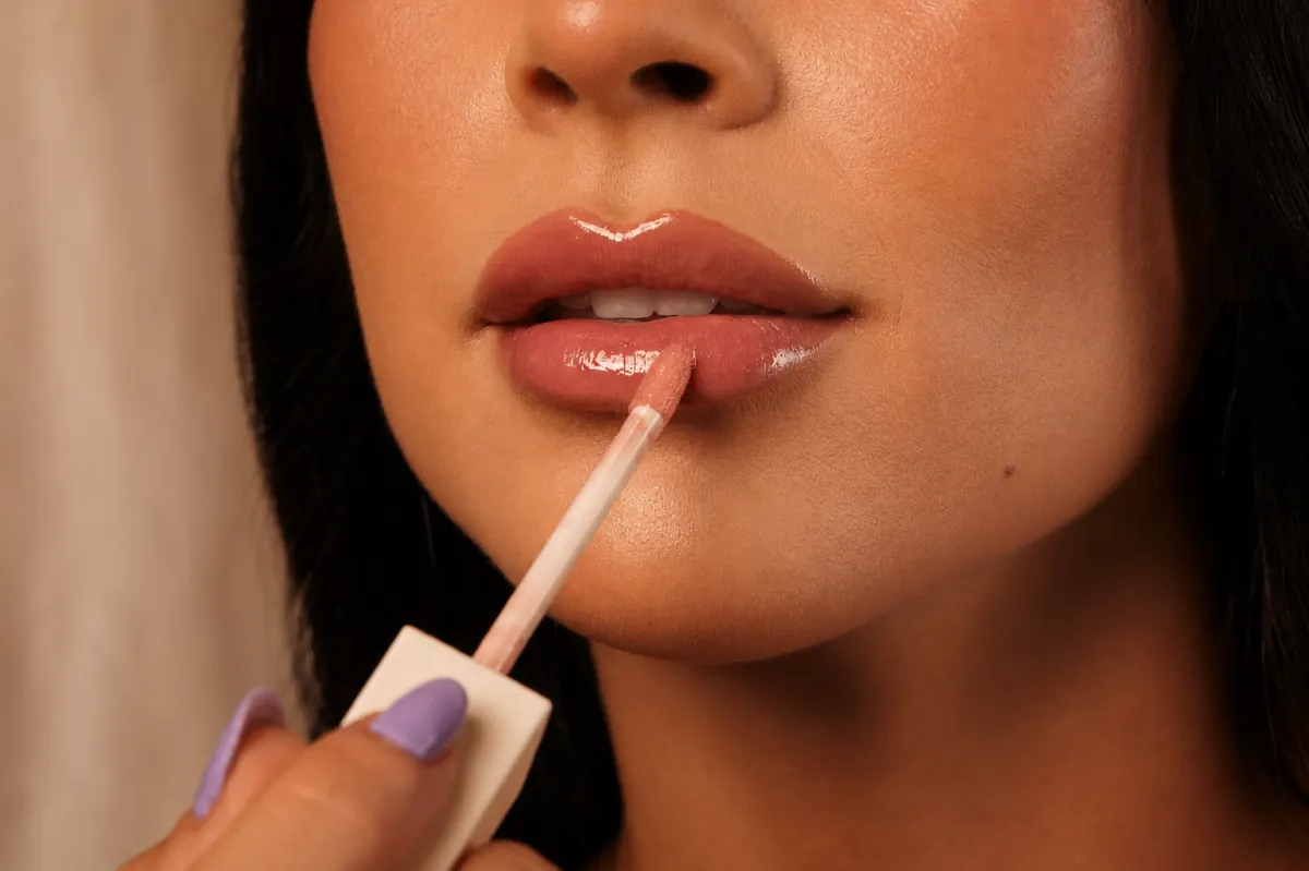 Detalhe editorial de lábios com Hidra Gloss BELARA.